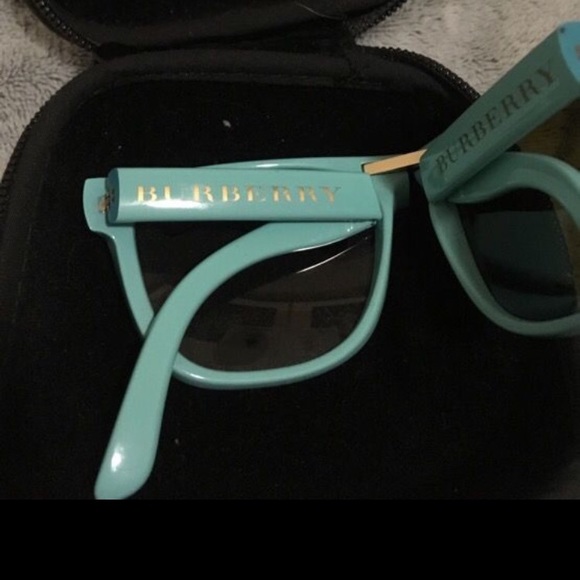 Burberry foldable sunglasses. - Picture 3 of 4